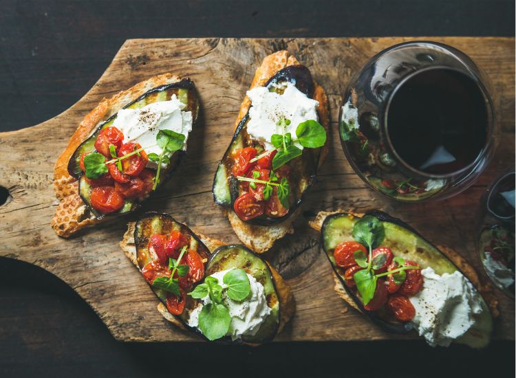 Bruschetta aux légumes grillés, fromage frais et roquette